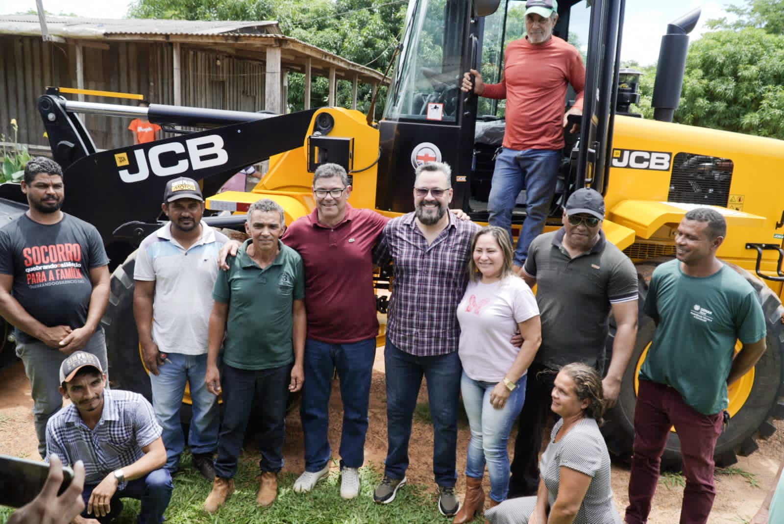 "Mais um passo para o fortalecimento da agricultura familiar" - disse Alan Rick ao entregar pá carregadeira em Capixaba